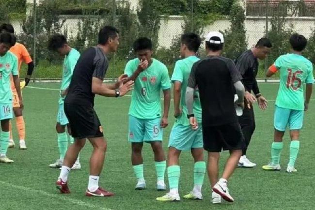 第32分钟，热苏斯中场断球一路推进，突入禁区左侧回做给马丁内利，后者闪开角度左脚轰门，卡明斯基将球扑出。