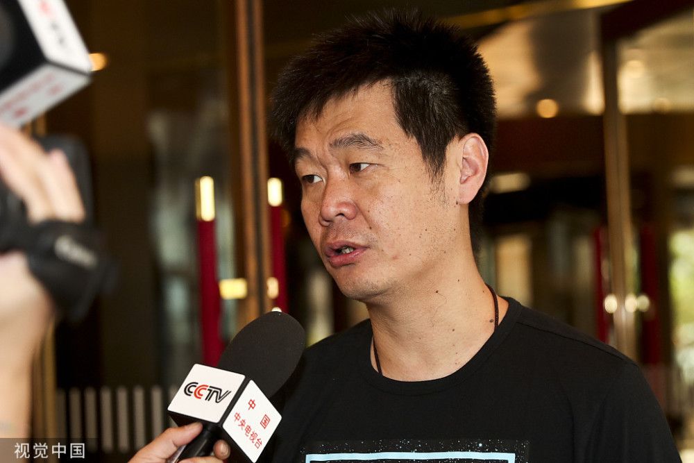 警方闯进了一个安静幸福一家人的糊口，缘由是20多年前的异常谋杀，面临丈夫闯入起来的被指控，老婆起头了她的救夫之路。